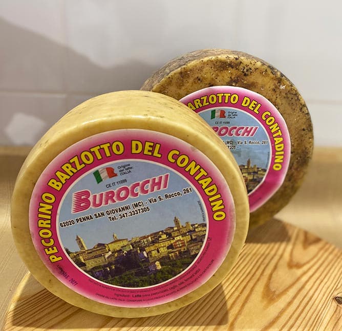 Pecorino Barzotto del contadino di produzione Cibus by burocchi ed un vendita presso il negozio.